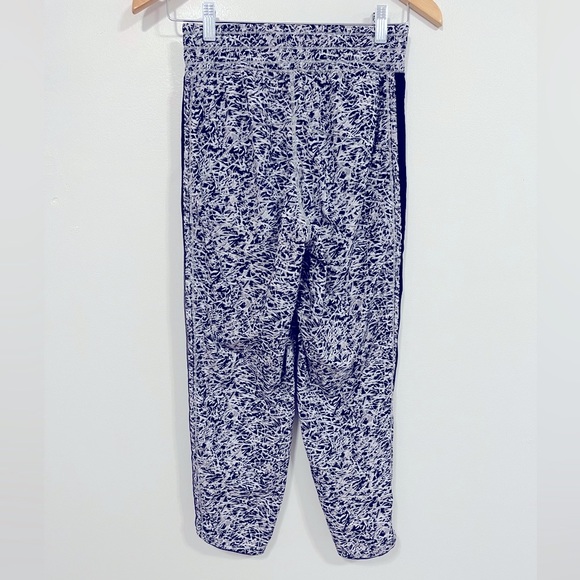 Lululemon For Love Crop Mini Ripple White Seal Grey/Black 2 - Picture 13 of 16